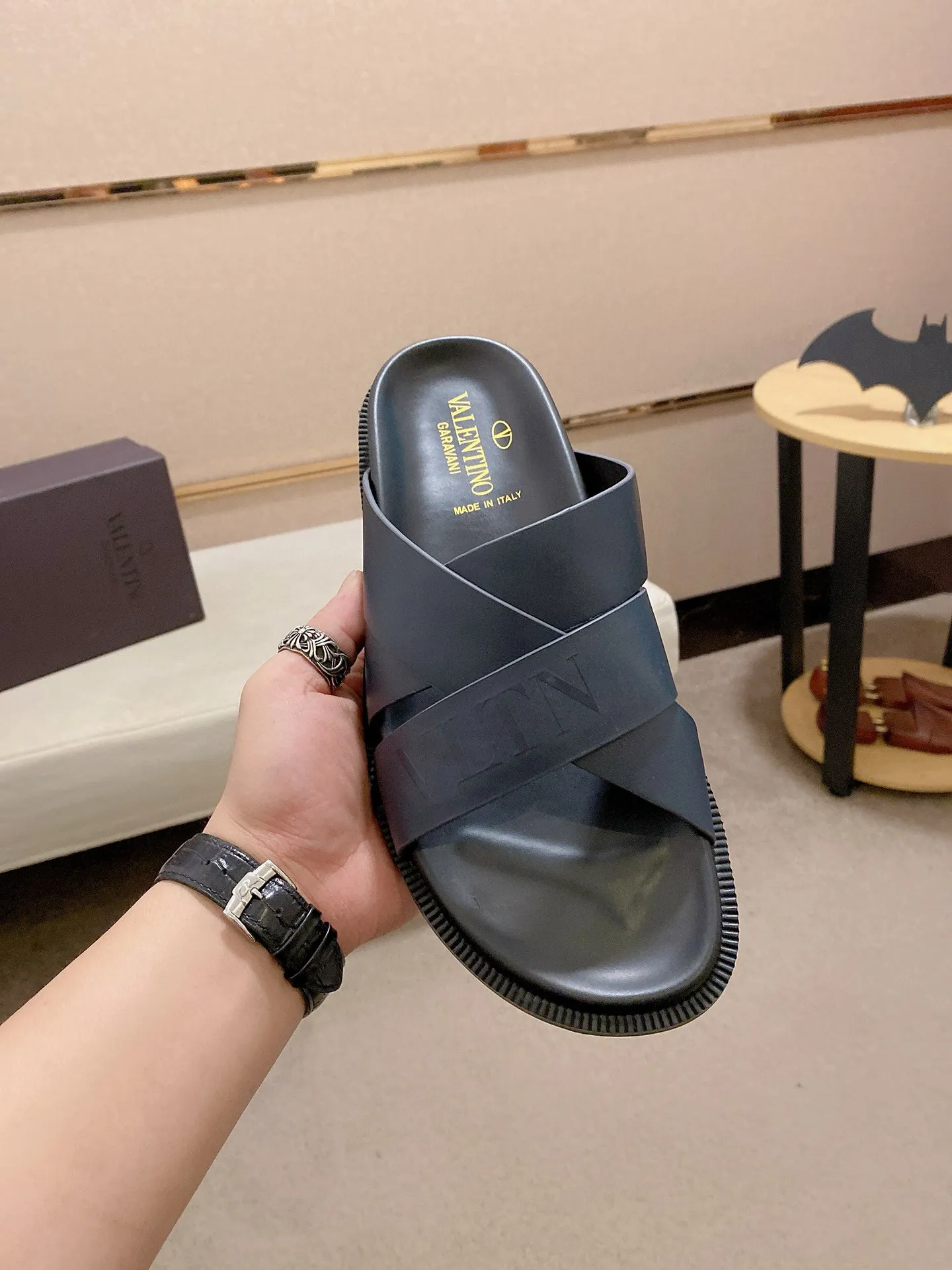 Men's shoes💰: 440💰[Valentino] New men's boutique slippers, counter quality, classic plaid, the actual workmanship is quite complex🔰The uppers are made of imported fabrics➕🐑Sheepskin lining, which tests the craftsman's craftsmanship➕original PU outsole. Size: 38-44 (45 can be customized, non-refundable)
